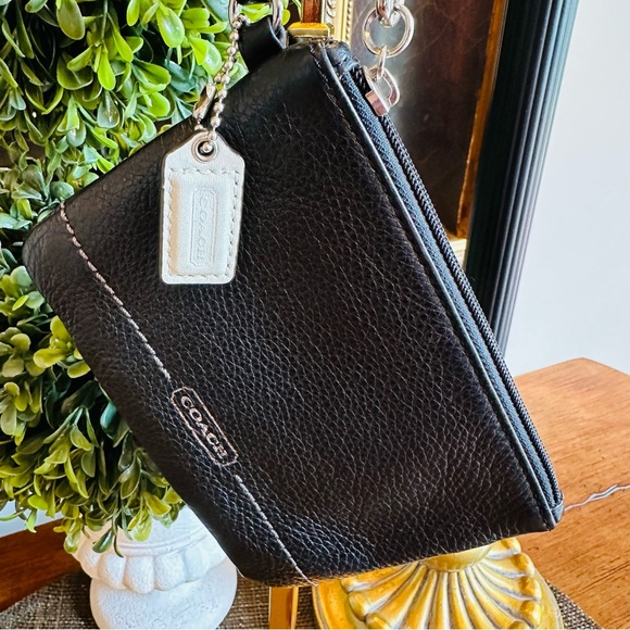 COACH BLACK LEATHER WRISTLET CLUTCH PRELOVED 4.5โH - 6โW - 1/4โD GREAT TOP ZIP - Picture 2 of 8